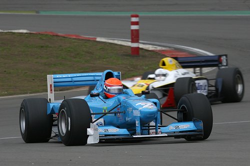 Van Kalmthout crasht ex-Alesi Formule 1 Benetton met 264 km/u na klapband
